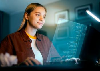Foto de mujer mirando un curso de análisis de datos