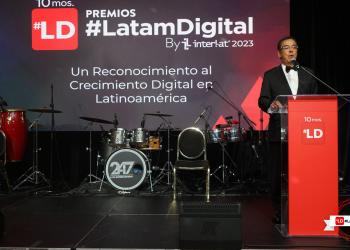 Foto de hombre presentando en los premios Interlat