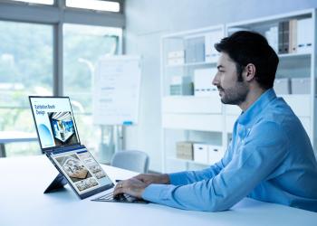 Foto de una persona trabajando en dos tablets