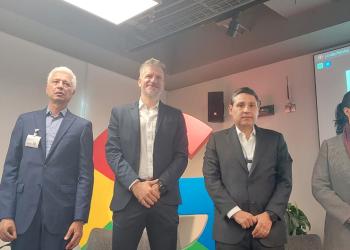 foto de cuatro personas posando para una foto