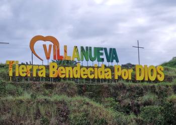 Una cartel encima de un acantilado