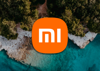 Logo de la marca con un fondo de playa