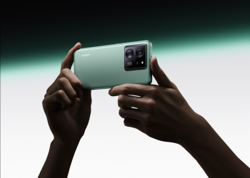 Foto de un celular verde en formato horizontal