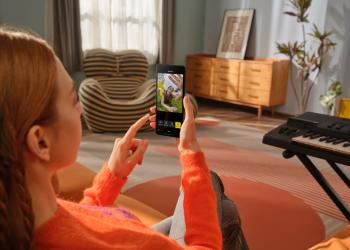 Foto de una mujer con un celular en la mano