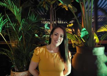 Fotografía de mujer con camiseta amarilla