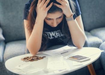 Foto de una mujer con las manos en la cabeza.