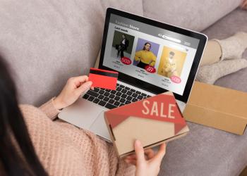 Foto de una mujer comprando por un pc