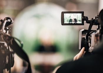 Foto de una cámara grabando un evento con un fondo difuso
