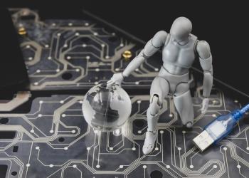 ciberseguridad reresentada en un robot blanco con un mundo en su mano
