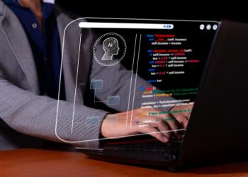 Foto de hombre escribiendo en un computador