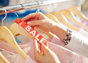 Mujer sujetando un gancho de ropa