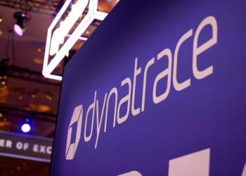 Foto del logo de dynatrace con fondo morado