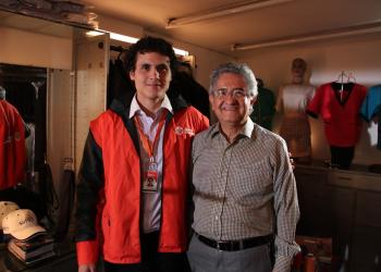 foto de dos personas posando frente a la cámara