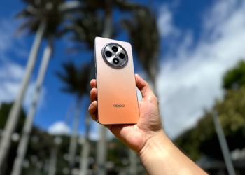 foto de un celular naranja con una palmera de fondo