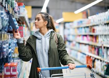 foto de una mujer en un supermercado mirando productos