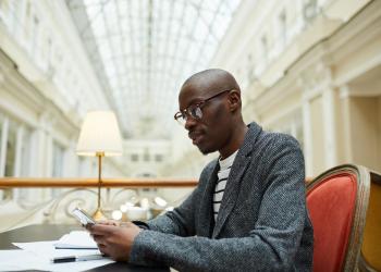 foto de una persona leyendo un libro de perfil