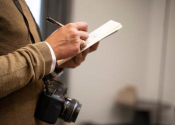 foto de una persona tomando notas en una hoja