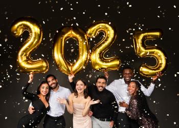 foto de varias personas celebrando bajo el número 2025