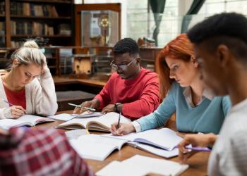 foto de varias personas estudiando en una mesa