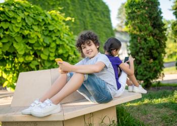 fotografía de dos niños con un celular en sus manos