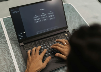 Profesional trabajando con inteligencia artificial