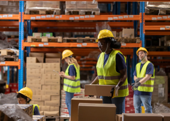 Trabajadores de logística preparando pedidos para la temporada de fin de año en Colombia