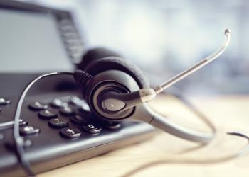 Foto de una diadema sobre un equipo de direccionamiento de llamadas