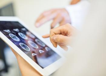 Foto de tablet con mandos de un centro de ciberseguridad