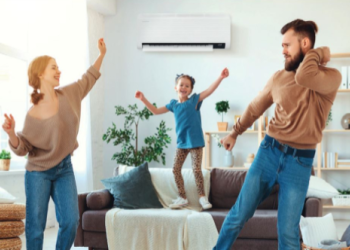 Foto de familia feliz con aire acondicionado