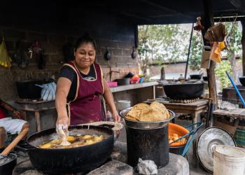 Foto de mujer en tienda de barrio