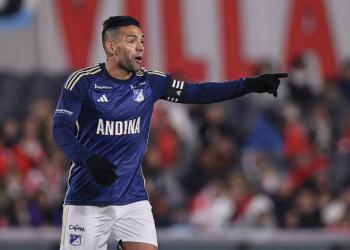 Foto de un jugador con la camiseta de millonarios en el estadio