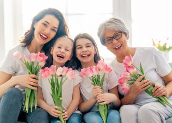 Mujeres de diferentes edades sonriendo