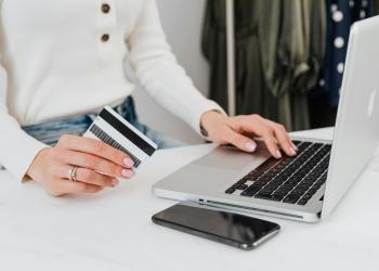 persona comprando online en su laptop
