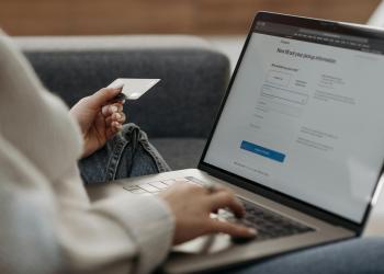 una persona comprando online