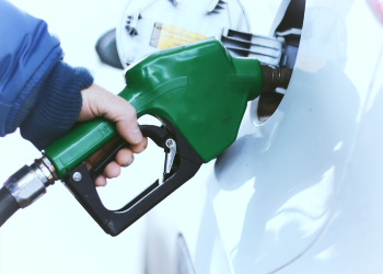 mano y manguera gasolina