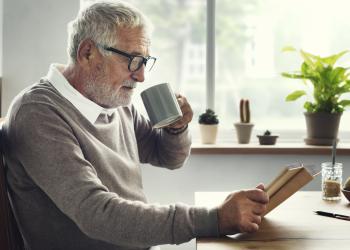 Imagen alusiva a un señor de edad tomandose un cafe