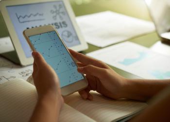 Foto de celular en las manos de una persona