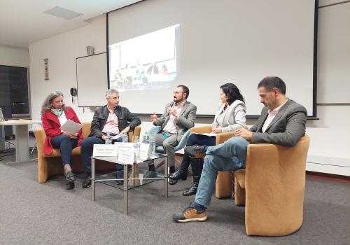 En la foto, de izquierda a derecha: Nubia Velasco, autora; Gonzalo Mejia, profesor asociado; Juan Pablo Soto, vicedecano de Relaciones Corporativas, Sonia Camacho, autora; y, Ciro Amaya, profesor asociado. 