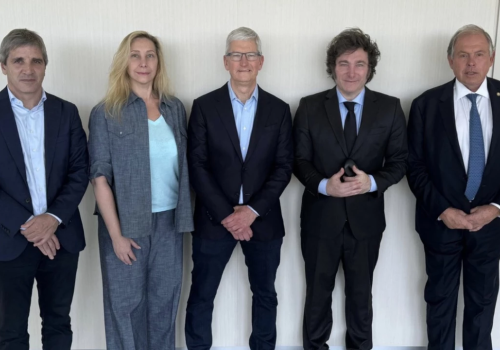 Javier Milei con Tim Cook y otros ejecutivos de Apple