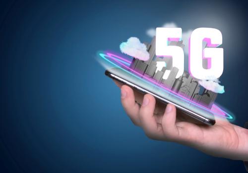 Foto de celular con logo de tecnología 5G
