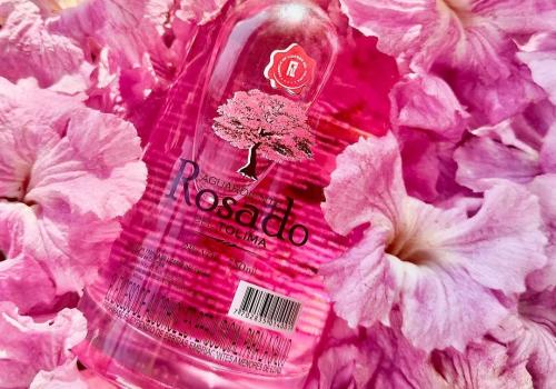 Botella de aguardiente rosado de la Fabrica de Licores del Tolima