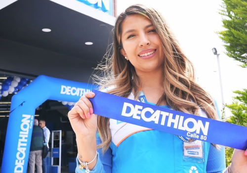 Foto de una mujer con una banda de inauguración