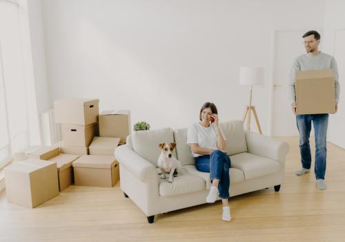 Personas mudandose a un apartamento