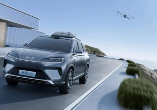 camioneta con un dron en sus espaldas