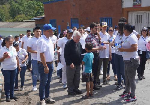 Foto de un cura con comunidad alrededor