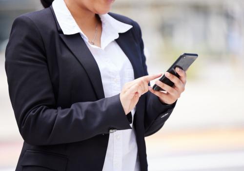 Mujer hablando por teléfono.