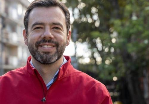 Foto de un hombre con barba y chaqueta roja