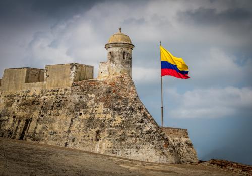 Castillo con la bandera de colombia