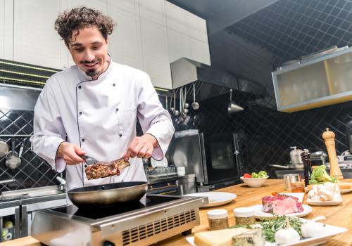 Foto de un chef cocinando