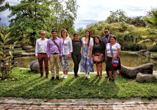 Foto de ocho personas posando frente a la cámara